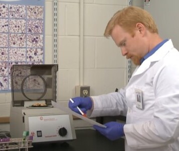 Клиника лечения наркозависимости в Черняховске Врач в кабинете клиники