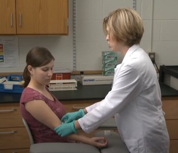 Лечение зависимости от аптечных препаратов в Черняховске Врач делает инъекцию пациентке