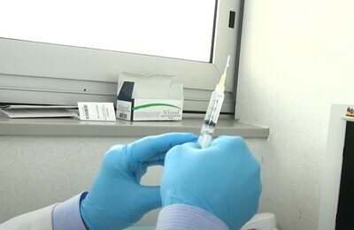 Проведение кодирования Вивитролом в Черняховске Шприц с Вивитролом в руках у врача